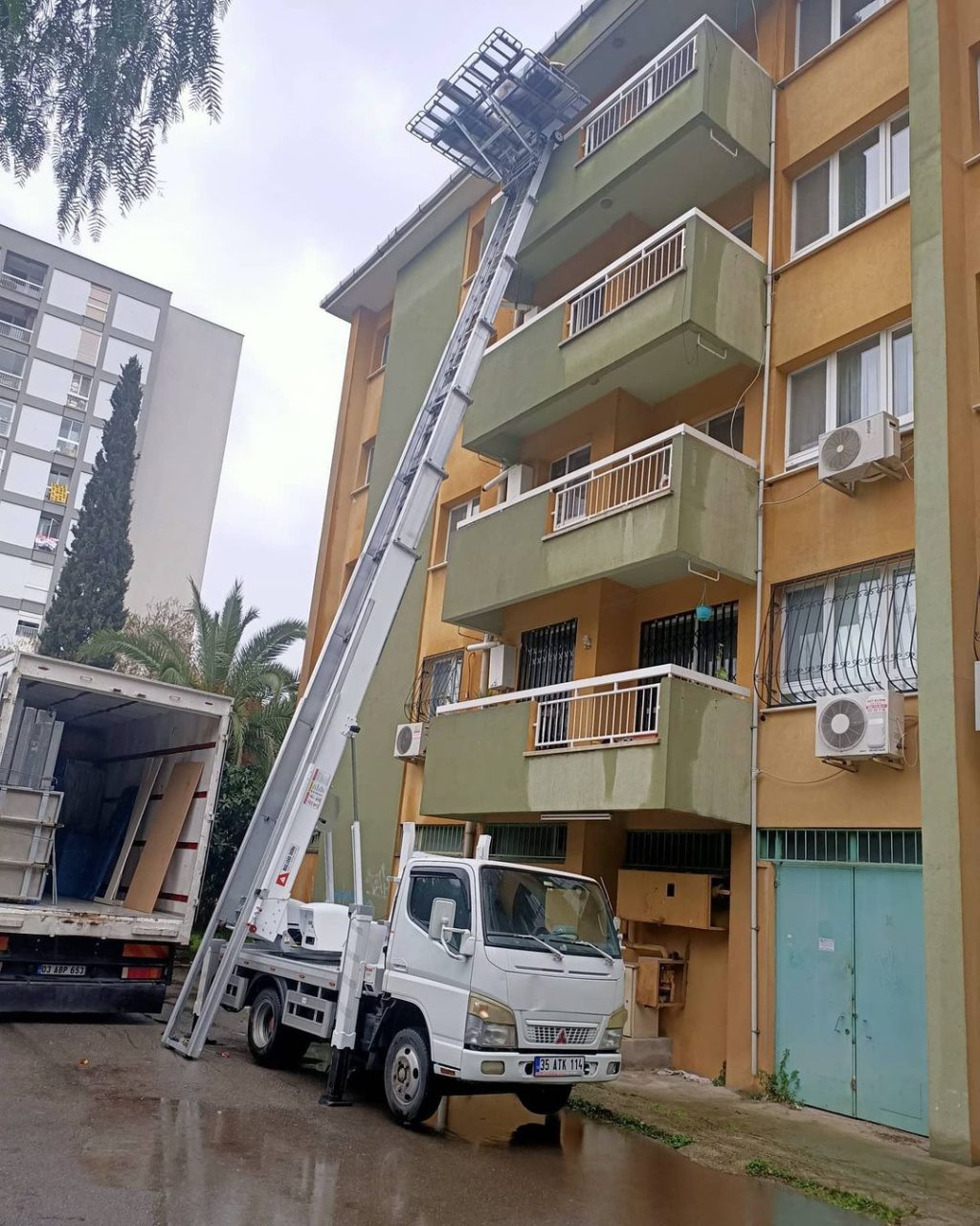 Güven-Tur asansör aracı apartman cephesine kurulmuş