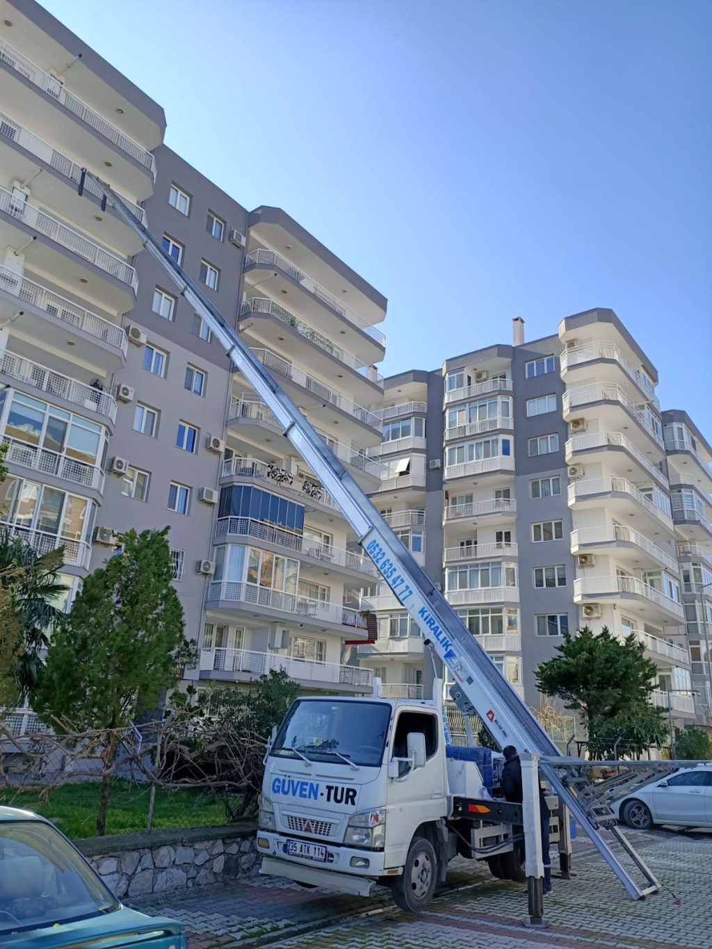 Güven-Tur asansör aracı yüksek katlı bir sitede kurulu halde