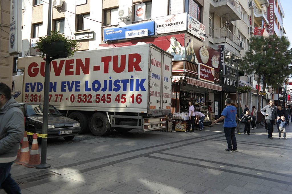 Güven-Tur Evden Eve Lojistik kamyonu bir çarşı caddesinde
