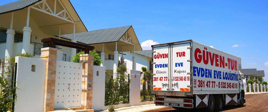 Güven-Tur Evden Eve Lojistik kamyonu bir villa sitesinin önünde