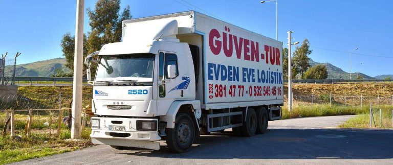 Güven-Tur Evden Eve Lojistik kamyonu dağ manzaralı yolda