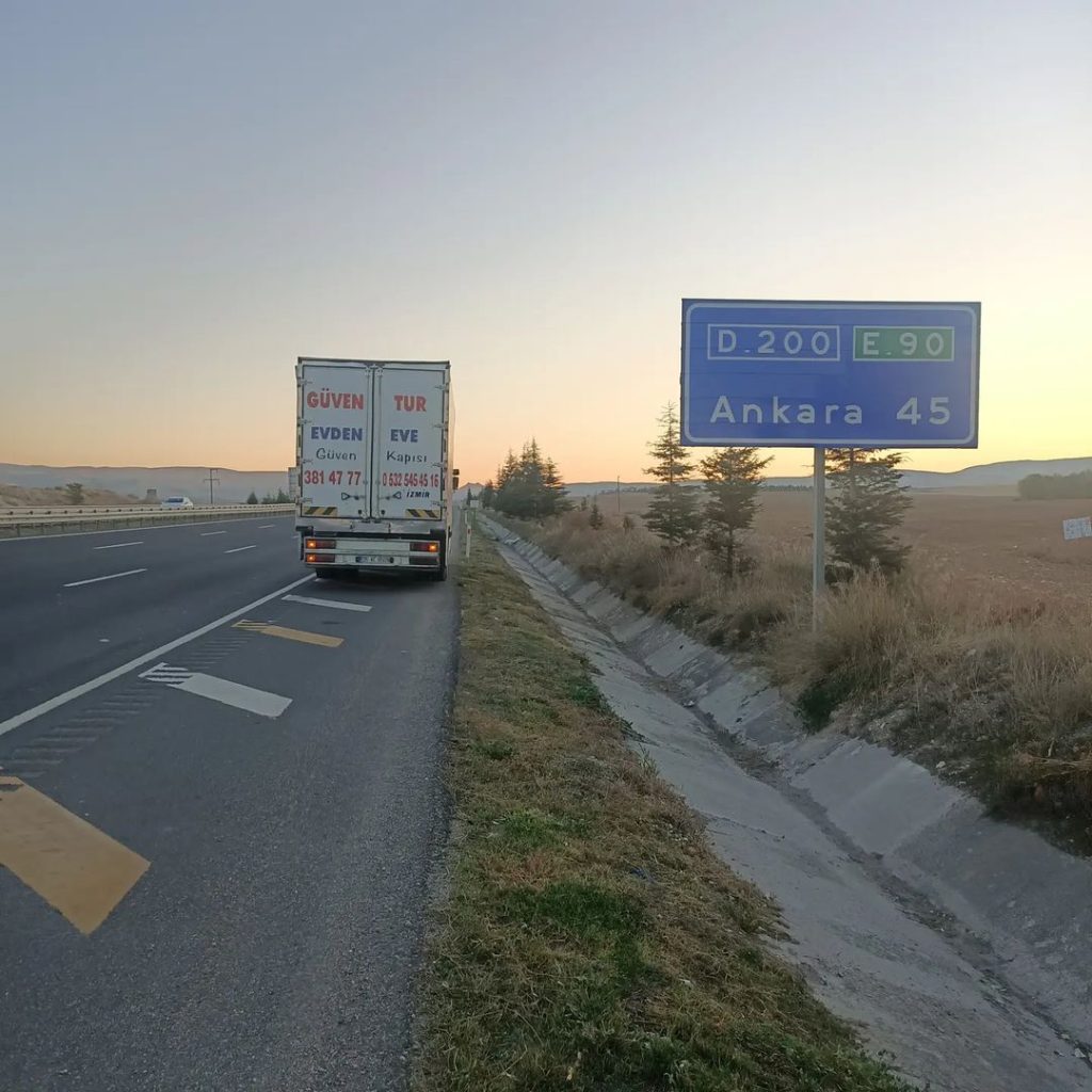 Güven-Tur kamyonu Ankara yön tabelasının önünde