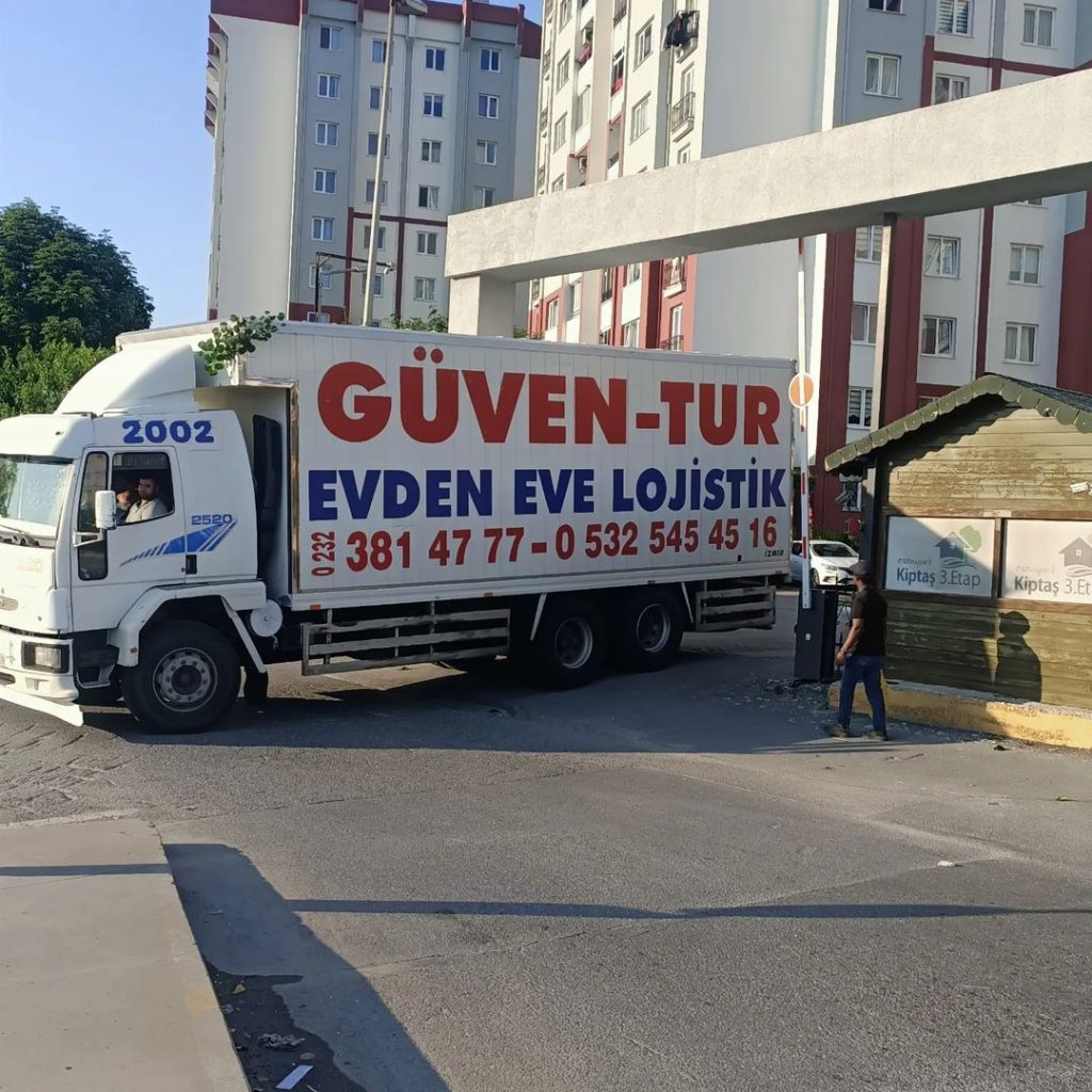 Güven-Tur kamyonu bir site girişinde