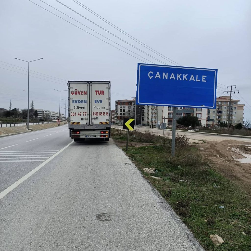 Güven-Tur kamyonu Çanakkale tabelasının önünde