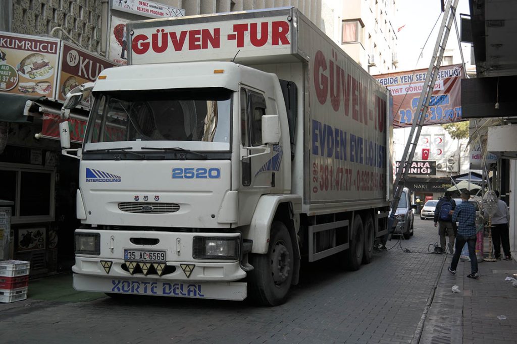 Güven-Tur kamyonu dar bir şehir sokağında