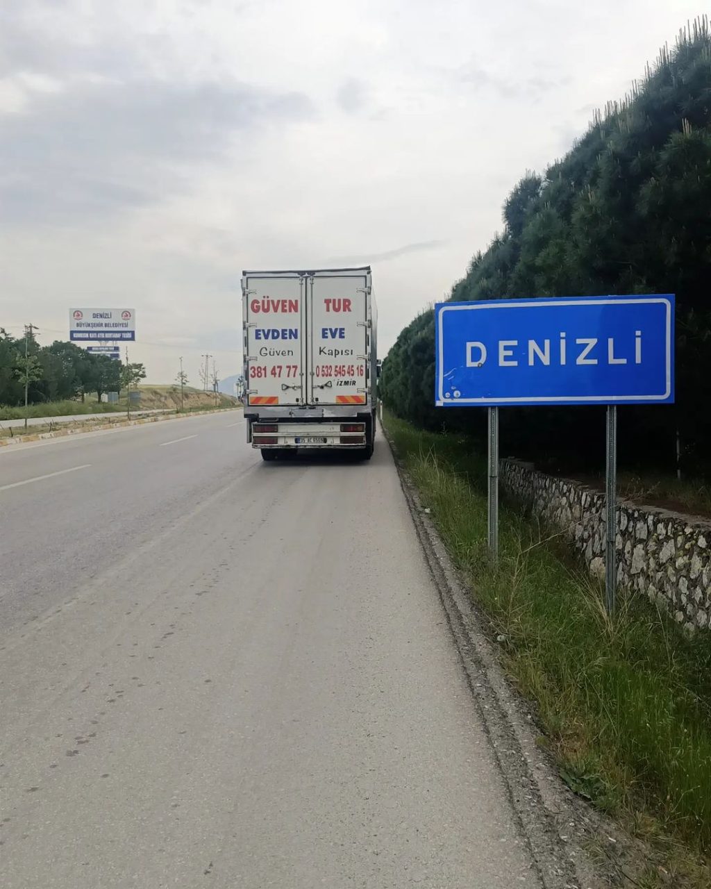 Güven-Tur kamyonu Denizli tabelasının önünde