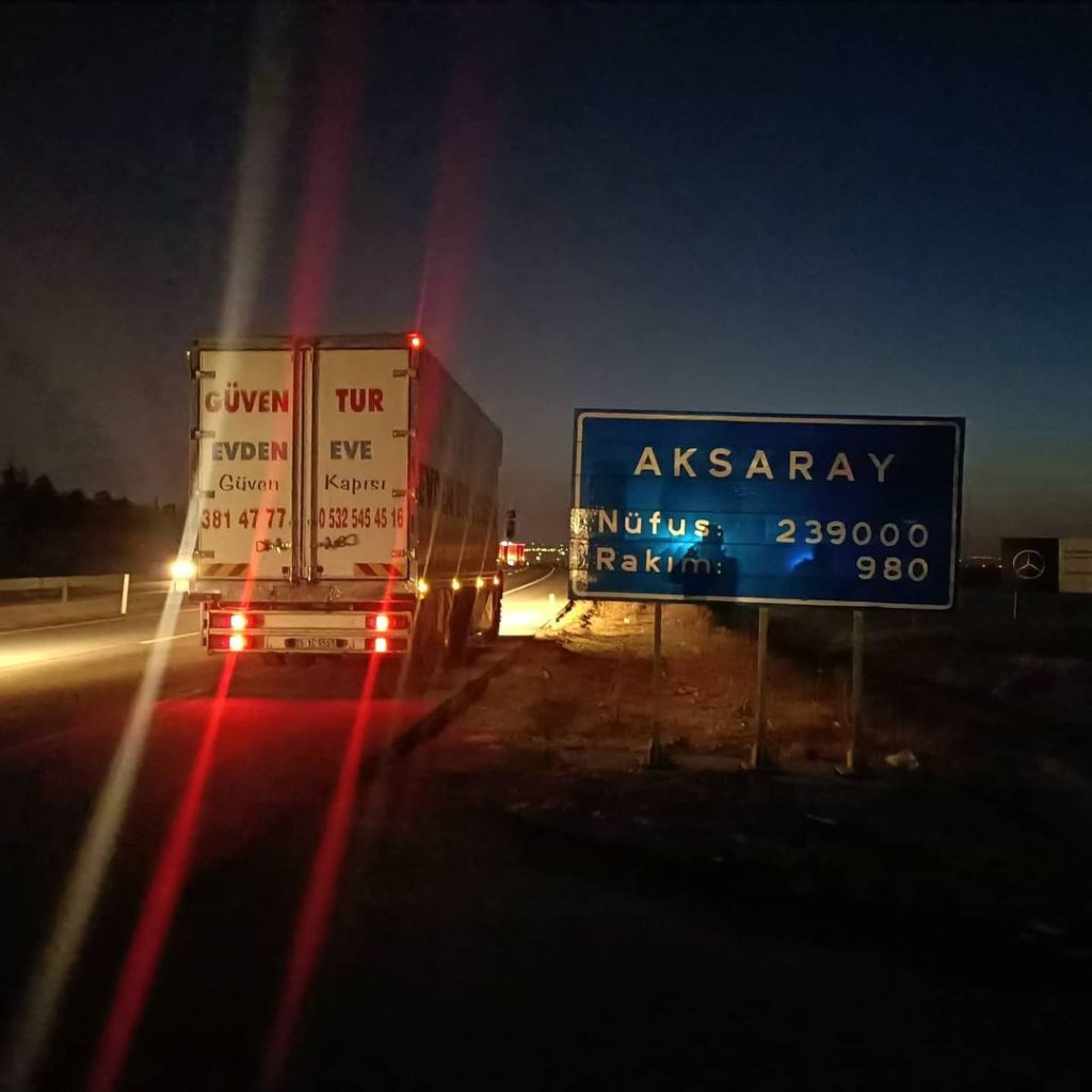 Güven-Tur kamyonu gece Aksaray giriş tabelasının önünde