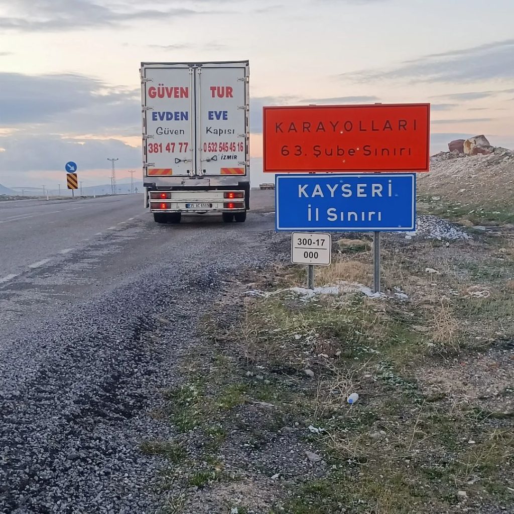 Güven-Tur kamyonu Kayseri il sınırı tabelasının önünde
