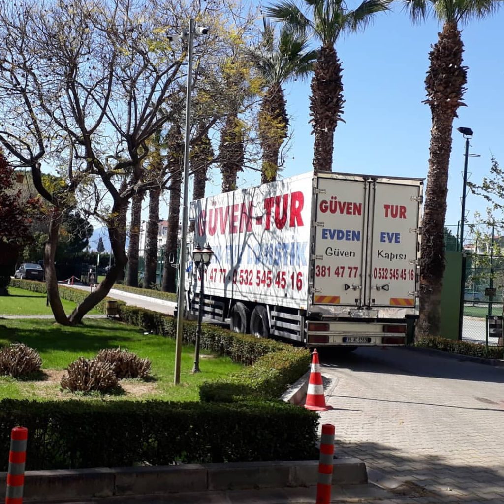 Güven-Tur kamyonu palmiyeli bir sitenin içinde