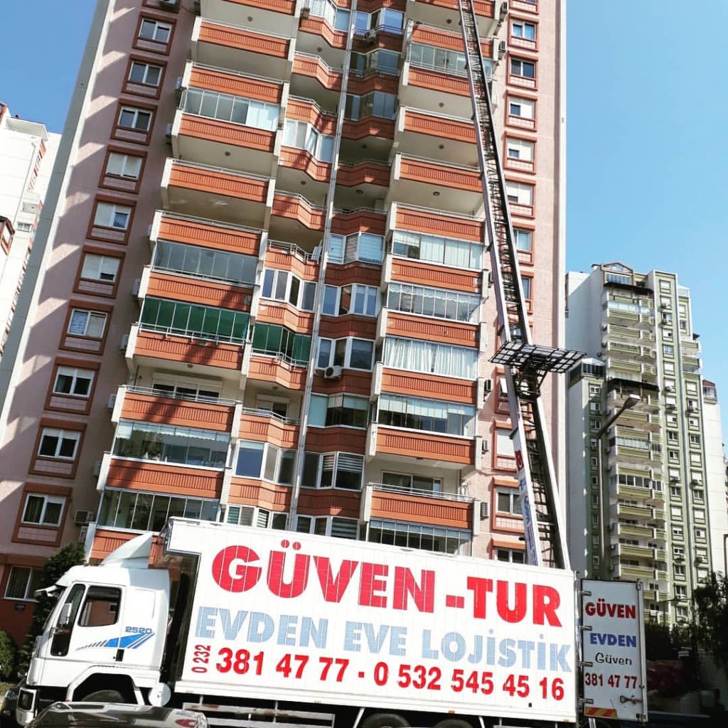 Güven-Tur kamyonu ve yüksek katlı apartmana kurulan taşıma asansörü