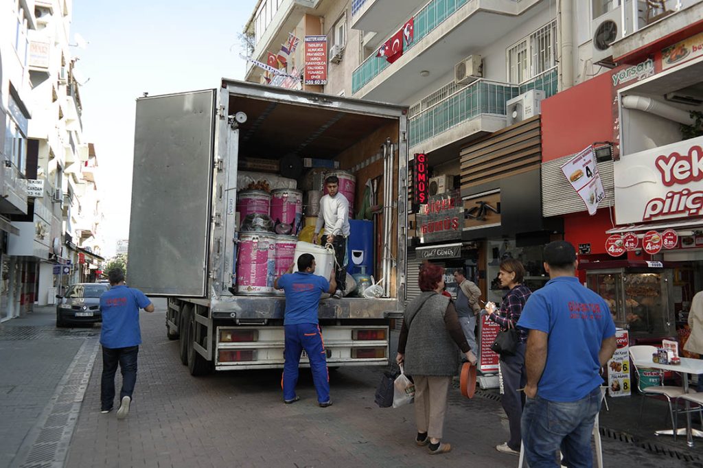 Kasası açık Güven-Tur kamyonuna yaya caddesinde eşya yükleniyor