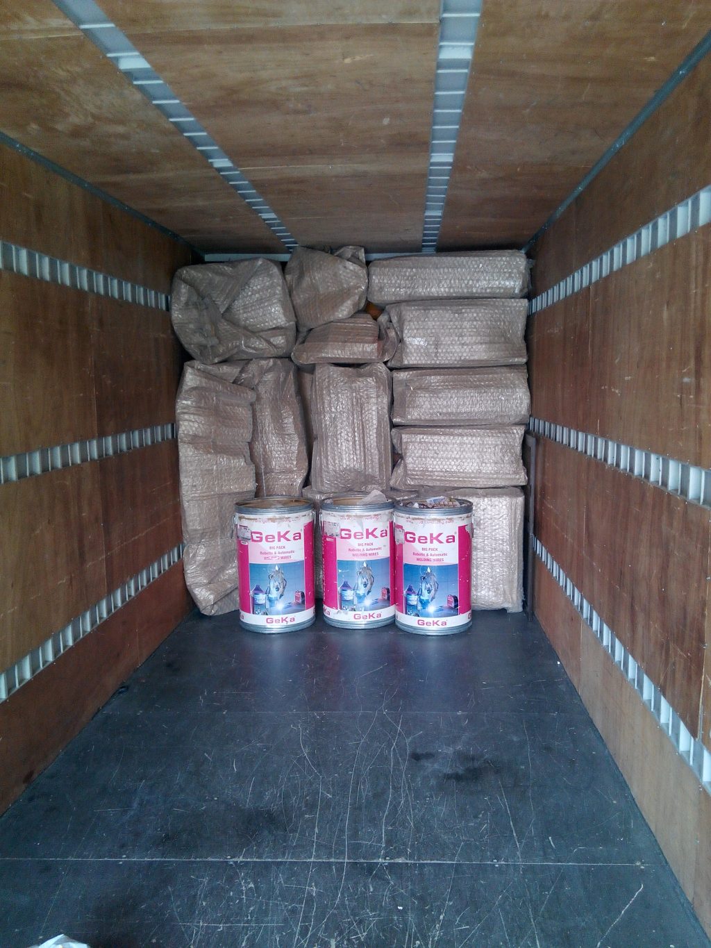 Paketlenmiş eşyalarla düzenli yüklenmiş Güven-Tur kamyon kasası