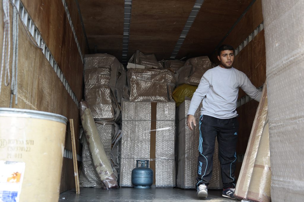 Paketlenmiş eşyalarla yüklenmiş kamyon kasasının içi