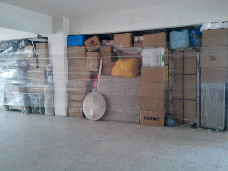 Streç filmle sarılmış kolilerin ve eşyaların beklediği kapalı depo alanı
