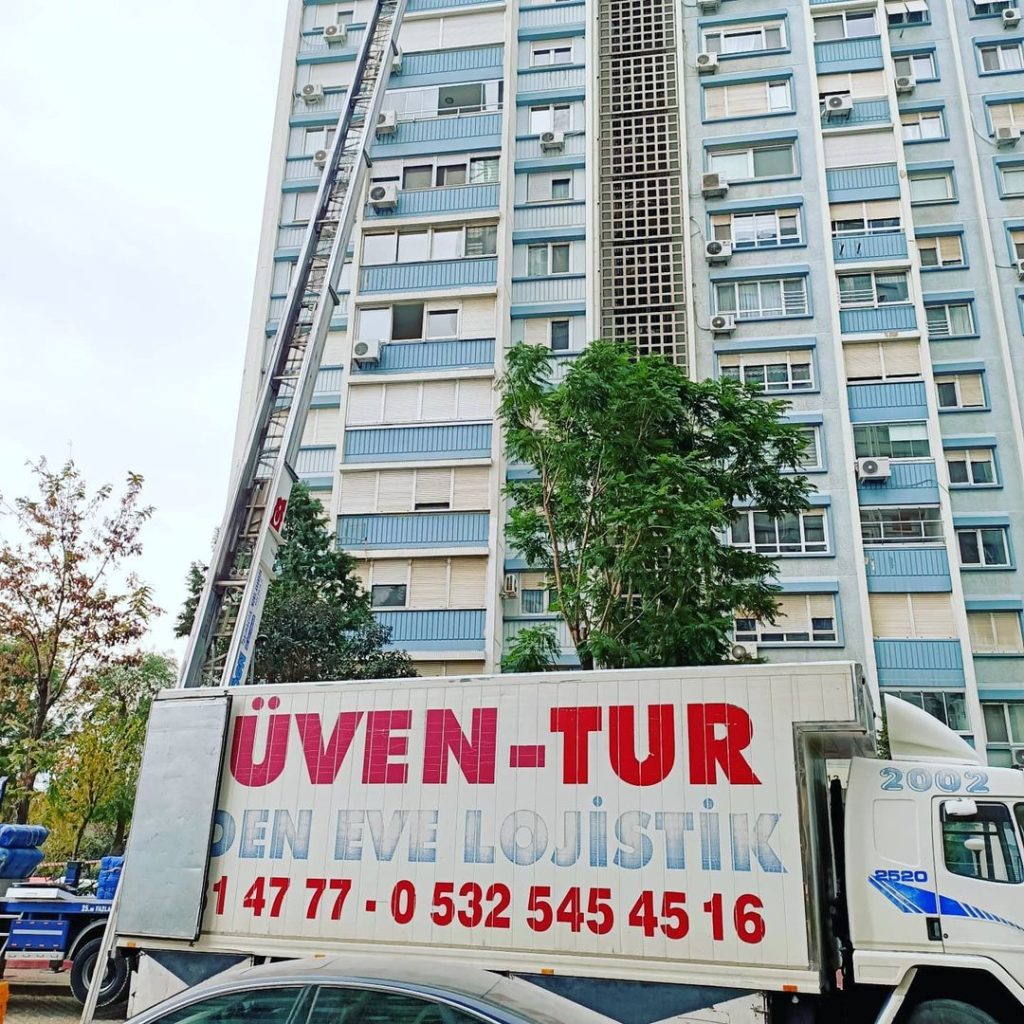 Yüksek katlı binanın cephesine kurulan eşya asansörü ve Güven-Tur kamyonu